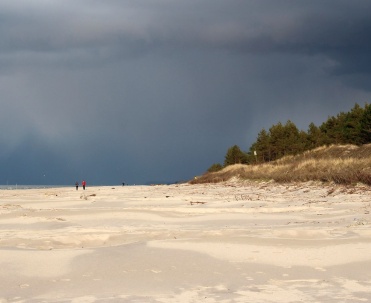 Dębki - szeroka plaża idealna do spacer&oacute;w